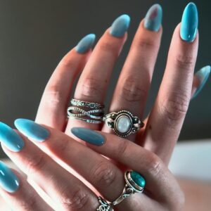 Uñas press-on exclusivas color azul metálico Alexa Nails