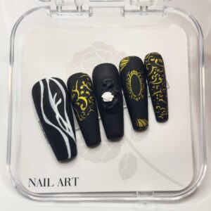 Set de uñas press on Coffin Long Sepulcro Anatómico, con corazón negro y flor blanca en relieve, diseño barroco de la colección Opulencia Oscura por Alexa Nails.