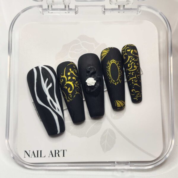 Set de uñas press on Coffin Long Sepulcro Anatómico, con corazón negro y flor blanca en relieve, diseño barroco de la colección Opulencia Oscura por Alexa Nails.