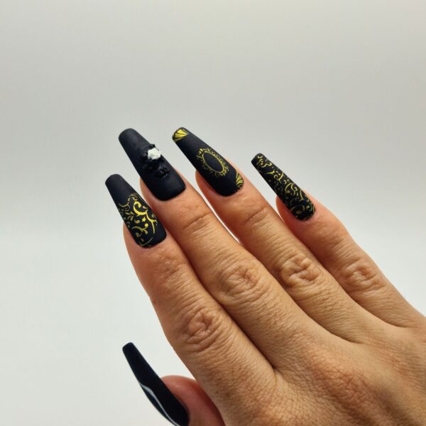 Set de uñas press on Coffin Long Sepulcro Anatómico, con corazón negro y flor blanca en relieve, diseño barroco de la colección Opulencia Oscura por Alexa Nails.