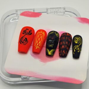 Uñas press on exclusivas estilo Coffin medium Letargo Eterno, diseño barroco inspirado en el paso del tiempo, colección Opulencia Oscura de Alexa Nails.