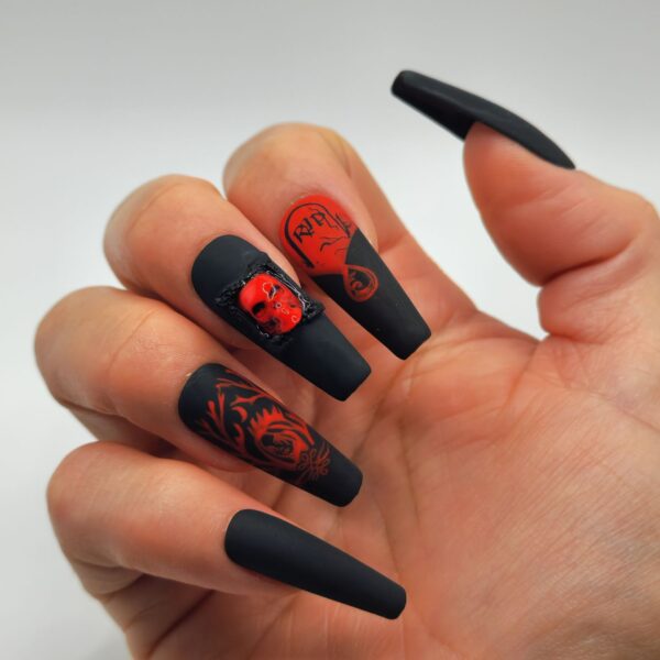 Set de uñas press on exclusivas estilo Coffin Long Reflejo Oculto de la colección Opulencia Oscura, diseño con calavera barroca hecho a mano por Alexa Nails.
