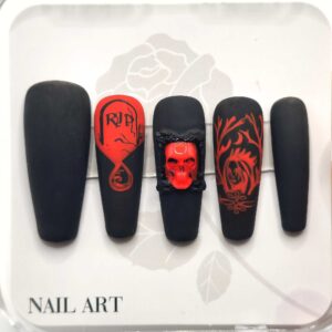 Set de uñas press on exclusivas estilo Coffin Long Reflejo Oculto de la colección Opulencia Oscura, diseño con calavera barroca hecho a mano por Alexa Nails.