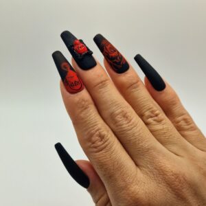 Set de uñas press on exclusivas estilo Coffin Long Reflejo Oculto de la colección Opulencia Oscura, diseño con calavera barroca hecho a mano por Alexa Nails.