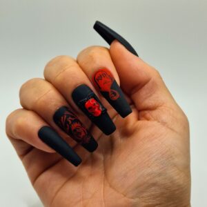 Set de uñas press on exclusivas estilo Coffin Long Reflejo Oculto de la colección Opulencia Oscura, diseño con calavera barroca hecho a mano por Alexa Nails.