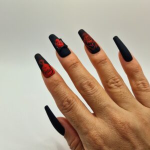 Set de uñas press on exclusivas estilo Coffin Long Reflejo Oculto de la colección Opulencia Oscura, diseño con calavera barroca hecho a mano por Alexa Nails.