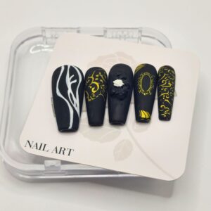 Set de uñas press on Coffin Long Sepulcro Anatómico, con corazón negro y flor blanca en relieve, diseño barroco de la colección Opulencia Oscura por Alexa Nails.