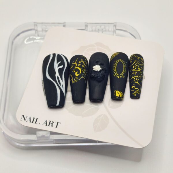 Set de uñas press on Coffin Long Sepulcro Anatómico, con corazón negro y flor blanca en relieve, diseño barroco de la colección Opulencia Oscura por Alexa Nails.