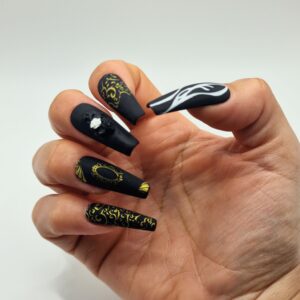 Set de uñas press on Coffin Long Sepulcro Anatómico, con corazón negro y flor blanca en relieve, diseño barroco de la colección Opulencia Oscura por Alexa Nails.