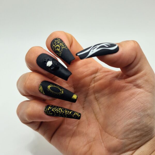 Set de uñas press on Coffin Long Sepulcro Anatómico, con corazón negro y flor blanca en relieve, diseño barroco de la colección Opulencia Oscura por Alexa Nails.