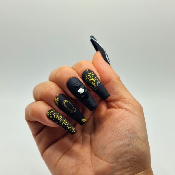 Set de uñas press on Coffin Long Sepulcro Anatómico, con corazón negro y flor blanca en relieve, diseño barroco de la colección Opulencia Oscura por Alexa Nails.