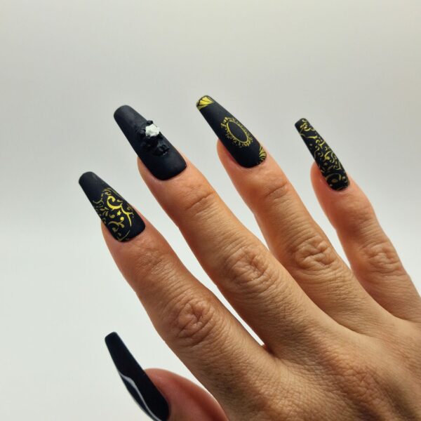 Set de uñas press on Coffin Long Sepulcro Anatómico, con corazón negro y flor blanca en relieve, diseño barroco de la colección Opulencia Oscura por Alexa Nails.